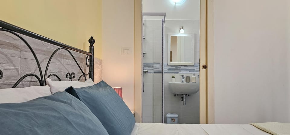 Shower, Toilet, Bed, Bathroom, Photo of the whole room, Bedroom, towels
