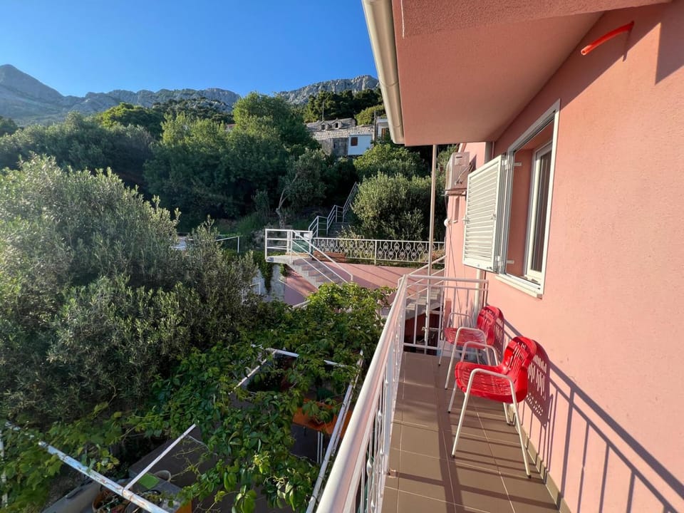 Property building, Day, Natural landscape, Garden, View (from property/room), Balcony/Terrace, Garden view, Mountain view