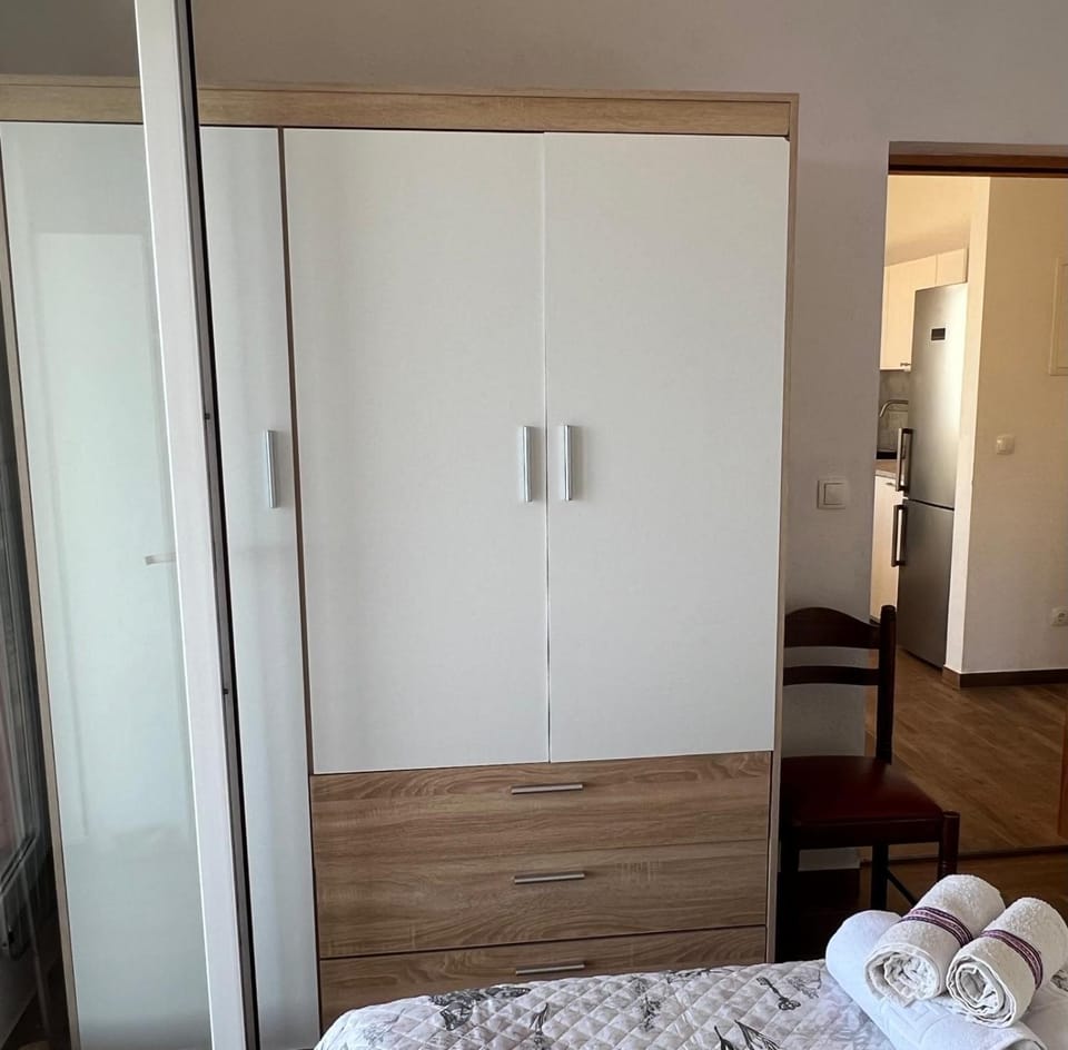 Bed, Bedroom, towels, wardrobe