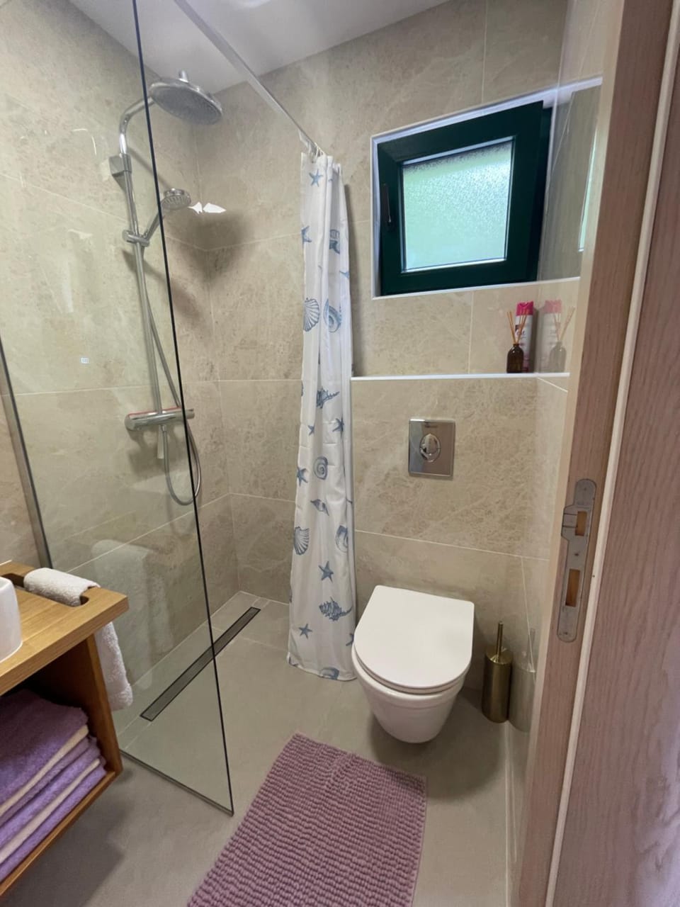 Shower, Toilet, Bathroom, towels