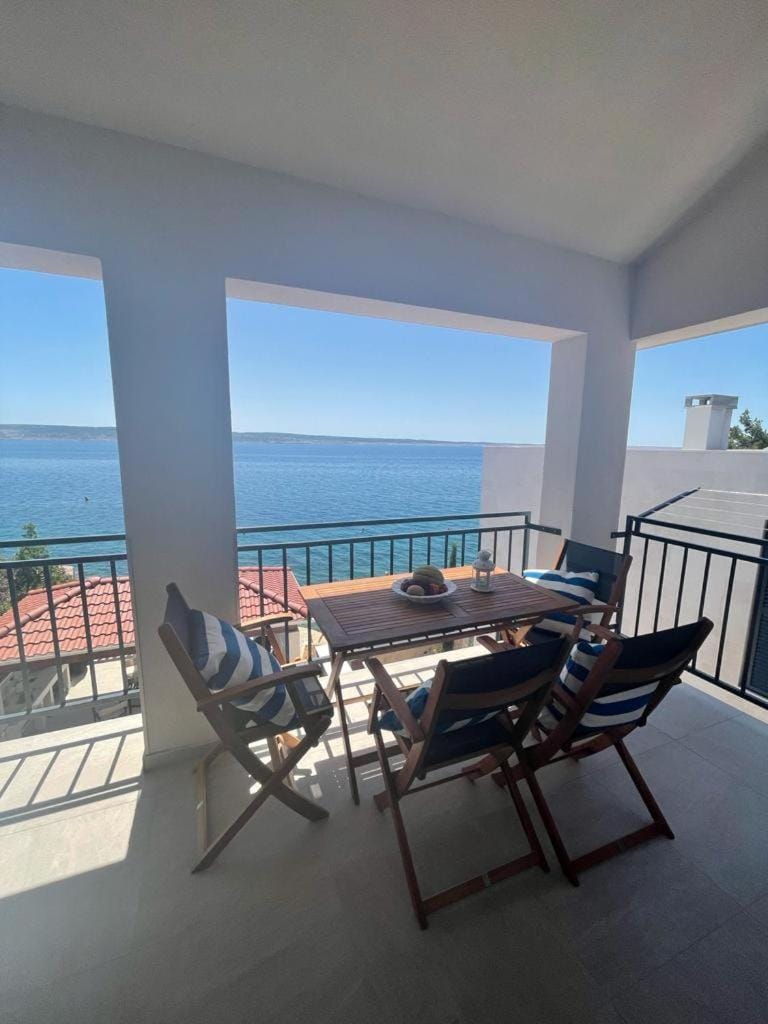 View (from property/room), Balcony/Terrace, Seating area, Sea view
