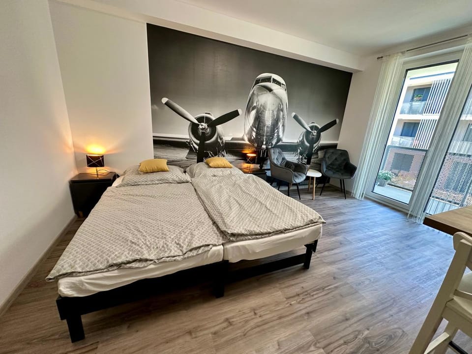 Bed, Seating area