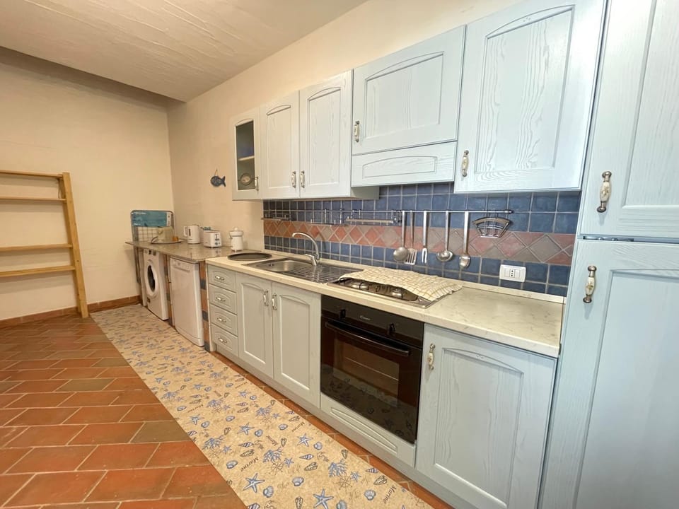 Kitchen or kitchenette, dishwasher, stove