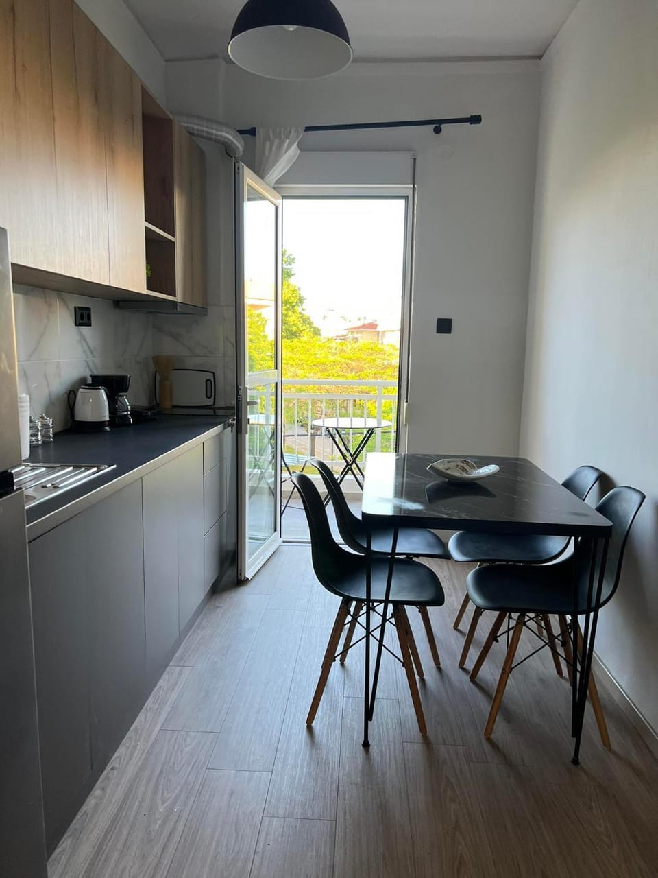 Kitchen or kitchenette, Dining area, stove