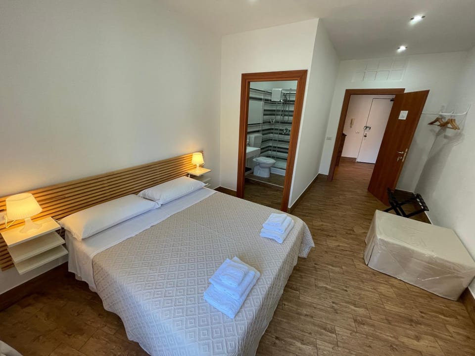 Bed, Bathroom, Photo of the whole room, Bedroom, towels