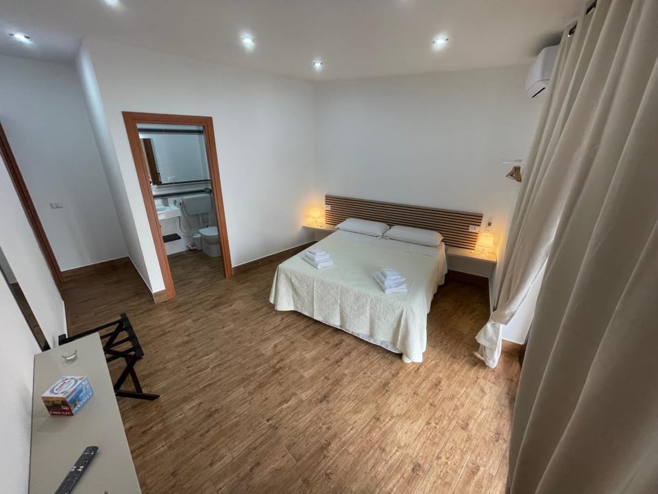 Bed, Bathroom, Photo of the whole room, Bedroom