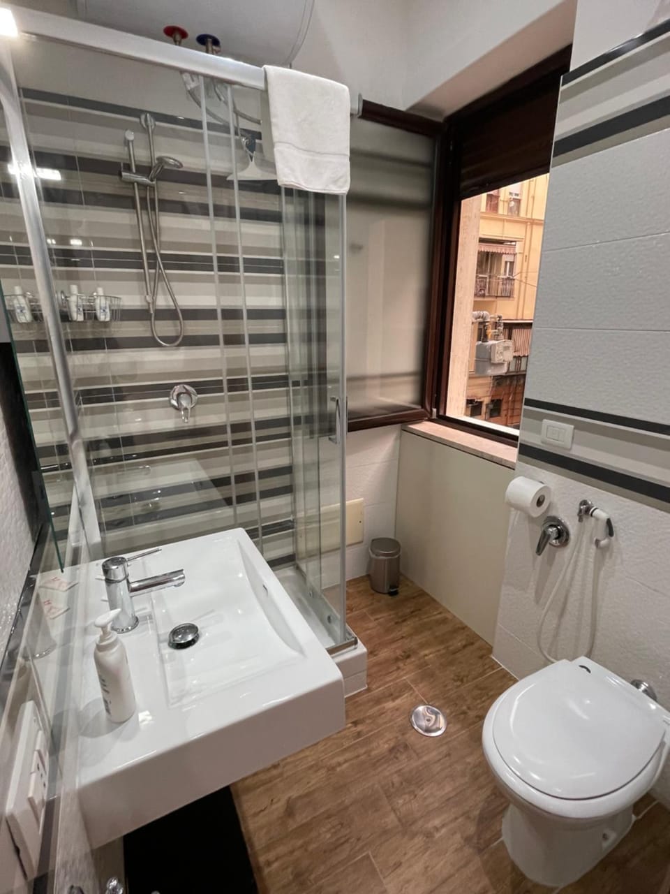 Shower, Toilet, Bathroom, towels