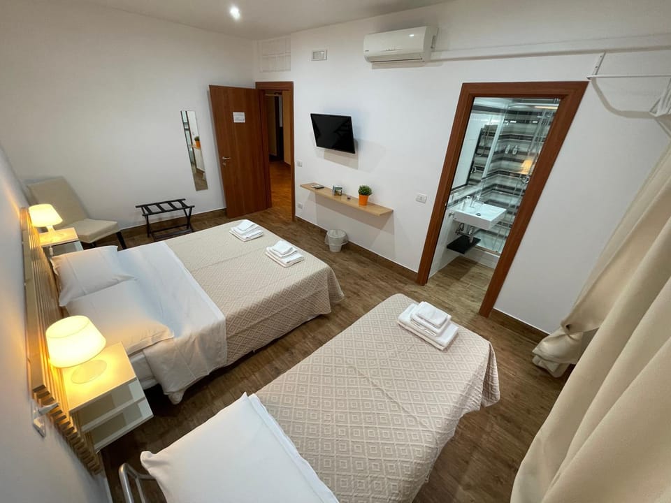 Bed, TV and multimedia, Photo of the whole room, Bedroom, towels, air conditioner