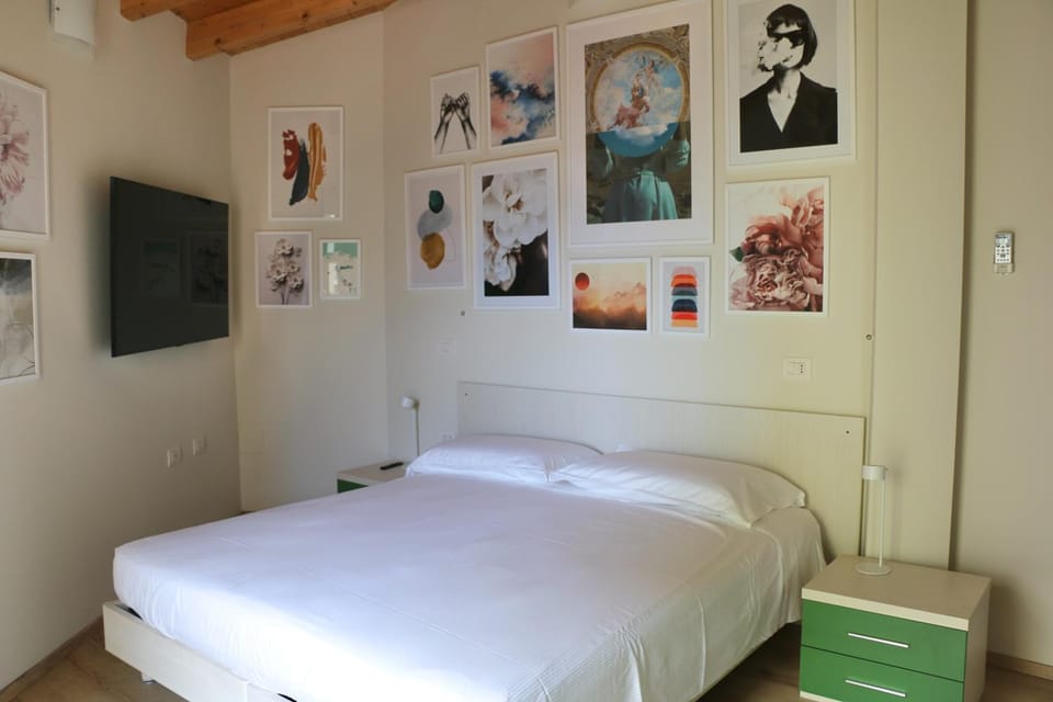 Bed, TV and multimedia, Photo of the whole room, Bedroom