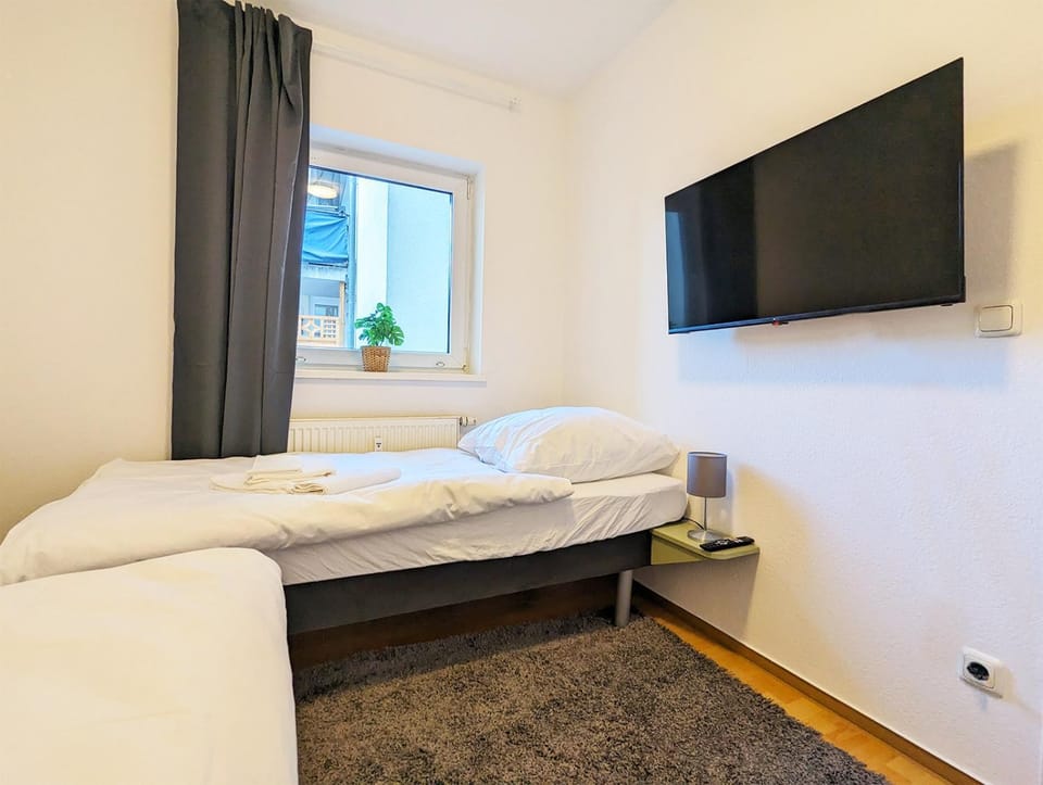 Bed, TV and multimedia, Photo of the whole room, Bedroom