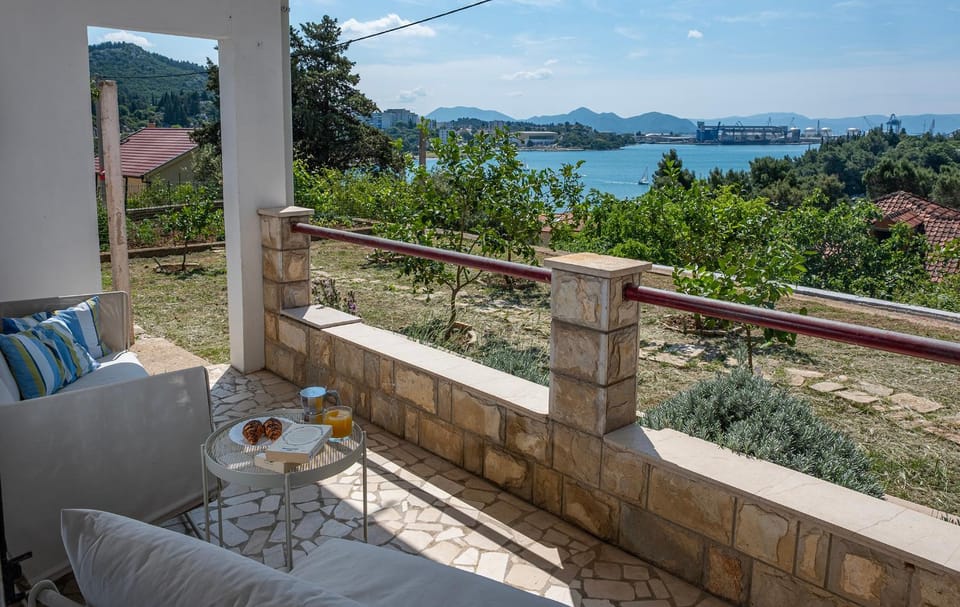 Natural landscape, Balcony/Terrace, Seating area, Sea view