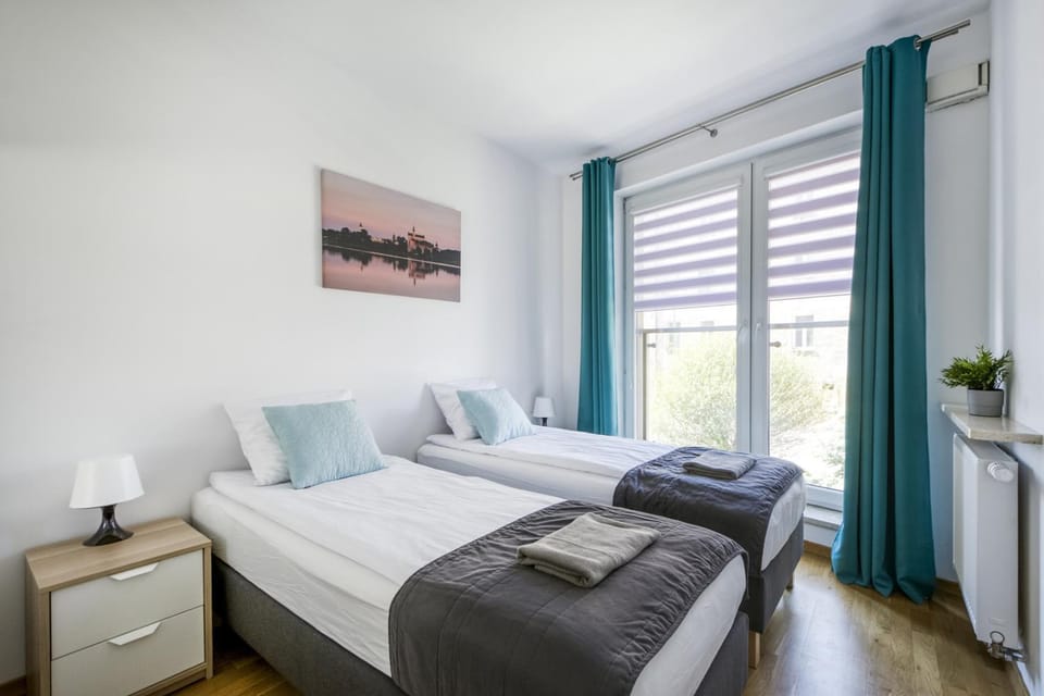 Bed, towels