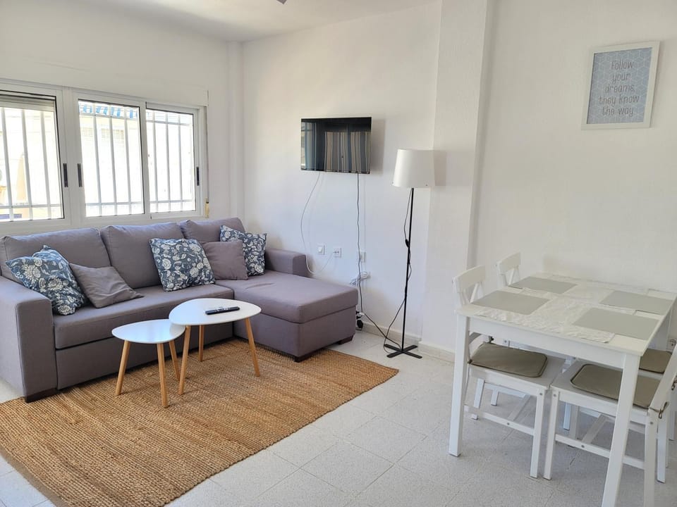 TV and multimedia, Living room, Seating area, Dining area