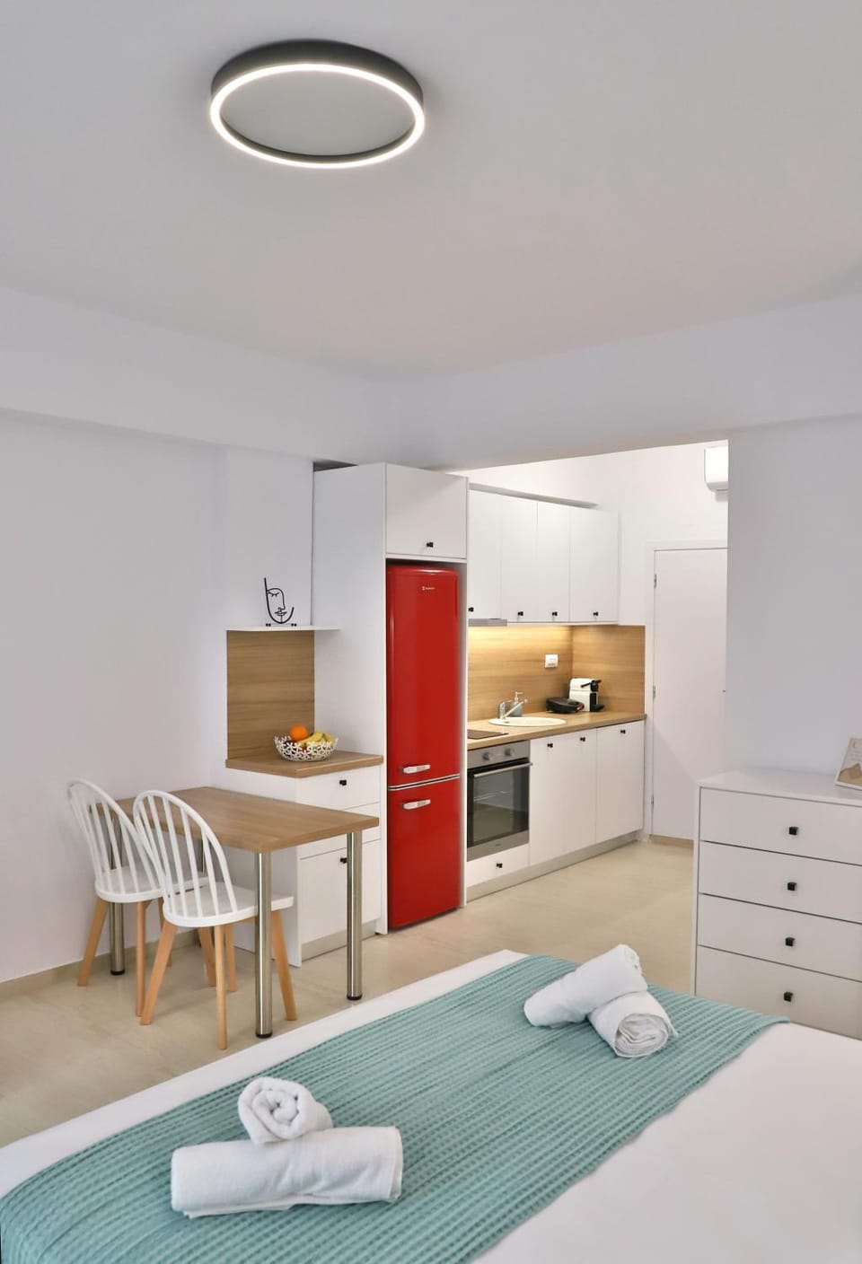 Bed, Kitchen or kitchenette, Photo of the whole room, Dining area, Bedroom, oven, stove, towels, wardrobe