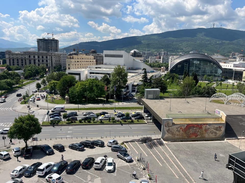 Day, Natural landscape, Bird's eye view, City view, Mountain view, Street view, Location