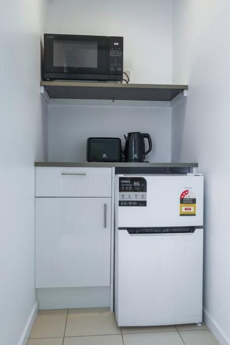 Lil Greenviews, studio room with queen bed Apartment in Warrnambool