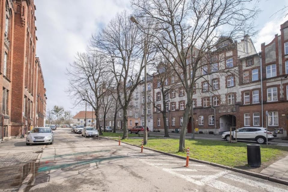 Property building, Spring, Street view, Location