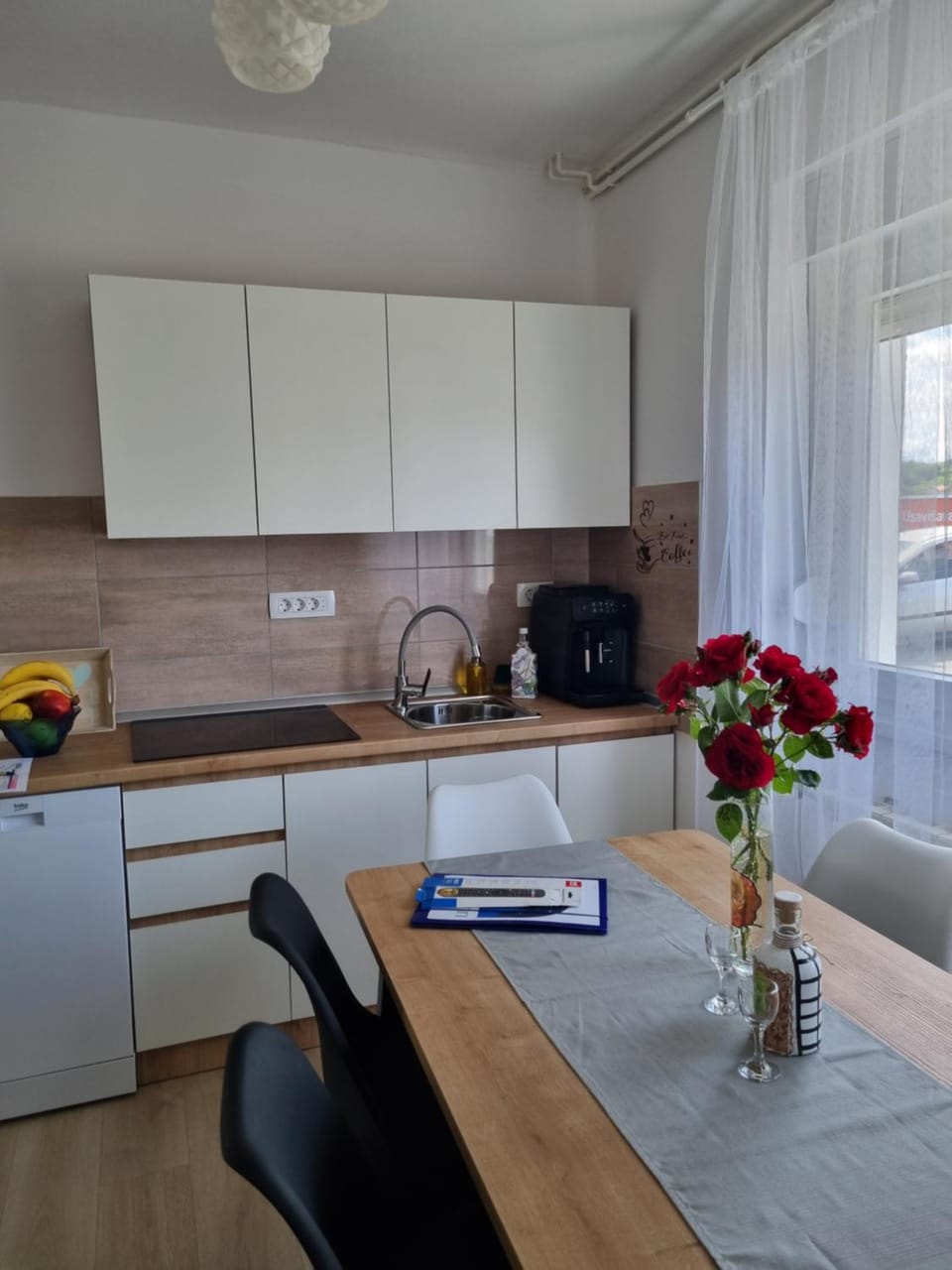 Kitchen or kitchenette, Dining area, minibar, stove