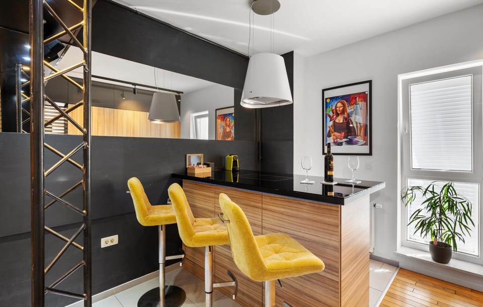 Kitchen or kitchenette, Seating area, Dining area
