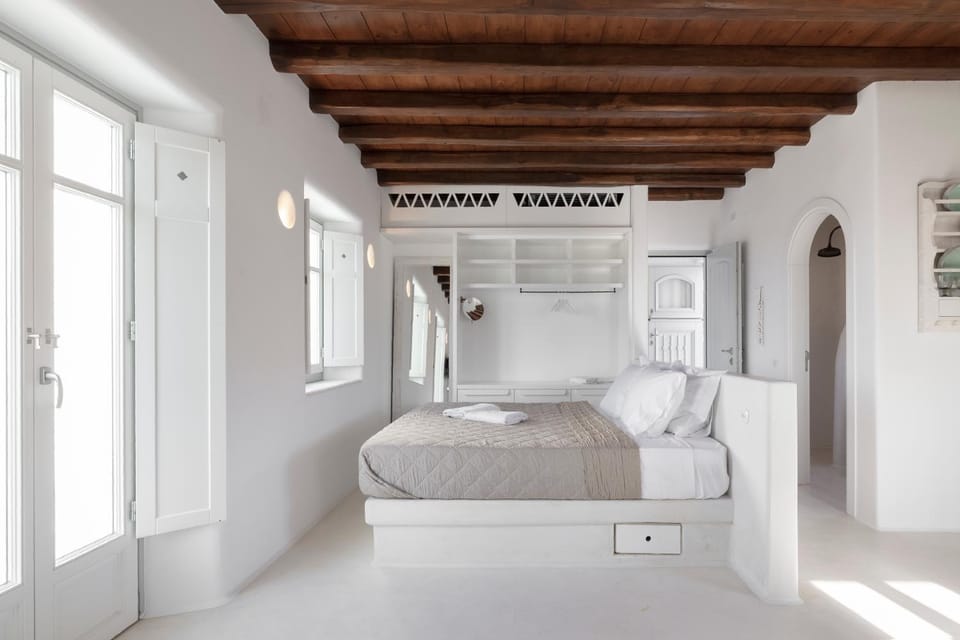 Bed, Seating area, Bedroom