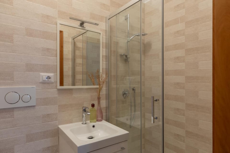 Shower, Bathroom, towels
