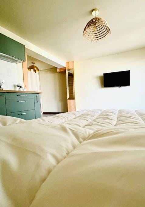 Bed, TV and multimedia, Photo of the whole room