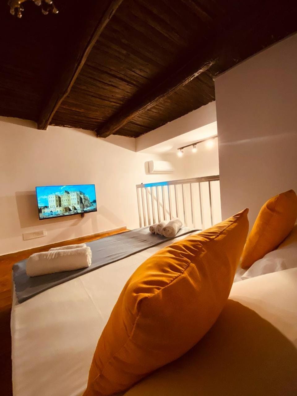 Bed, TV and multimedia, Photo of the whole room, Bedroom