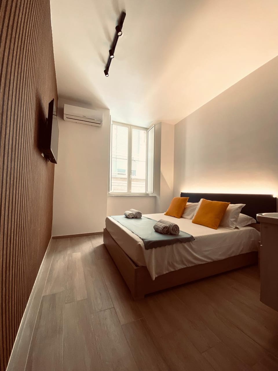Bed, TV and multimedia, Photo of the whole room, Bedroom, air conditioner