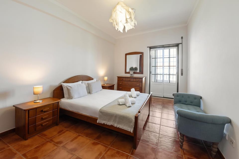 Bed, Bedroom, towels, wardrobe
