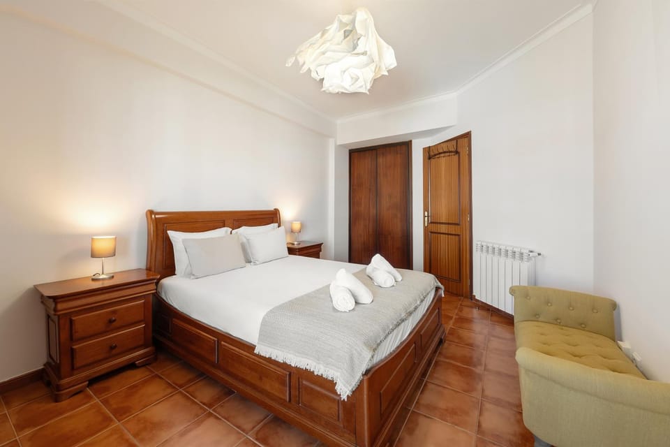 Bed, Bedroom, towels, wardrobe