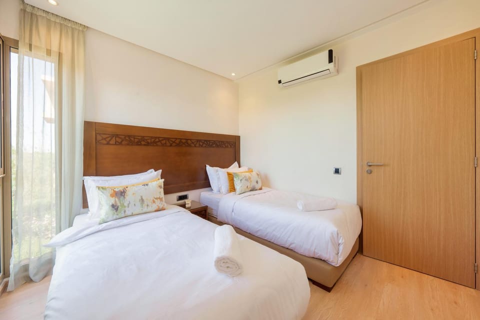 Photo of the whole room, Bedroom, wardrobe
