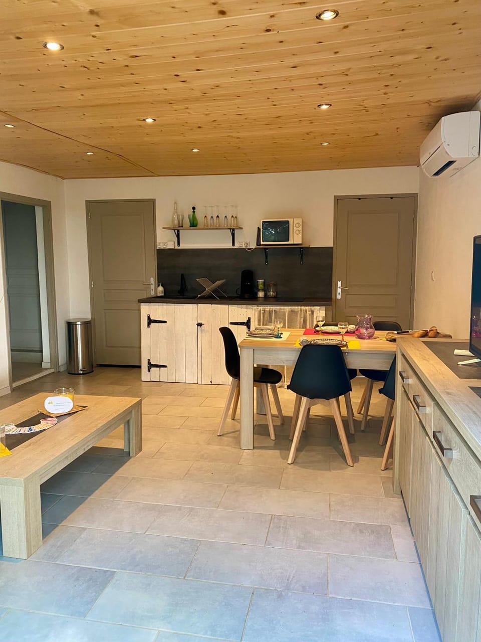 Kitchen or kitchenette, Dining area