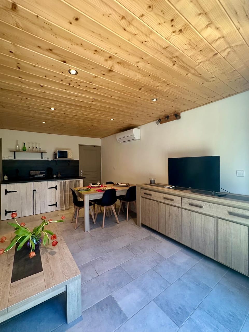 TV and multimedia, Kitchen or kitchenette, Dining area