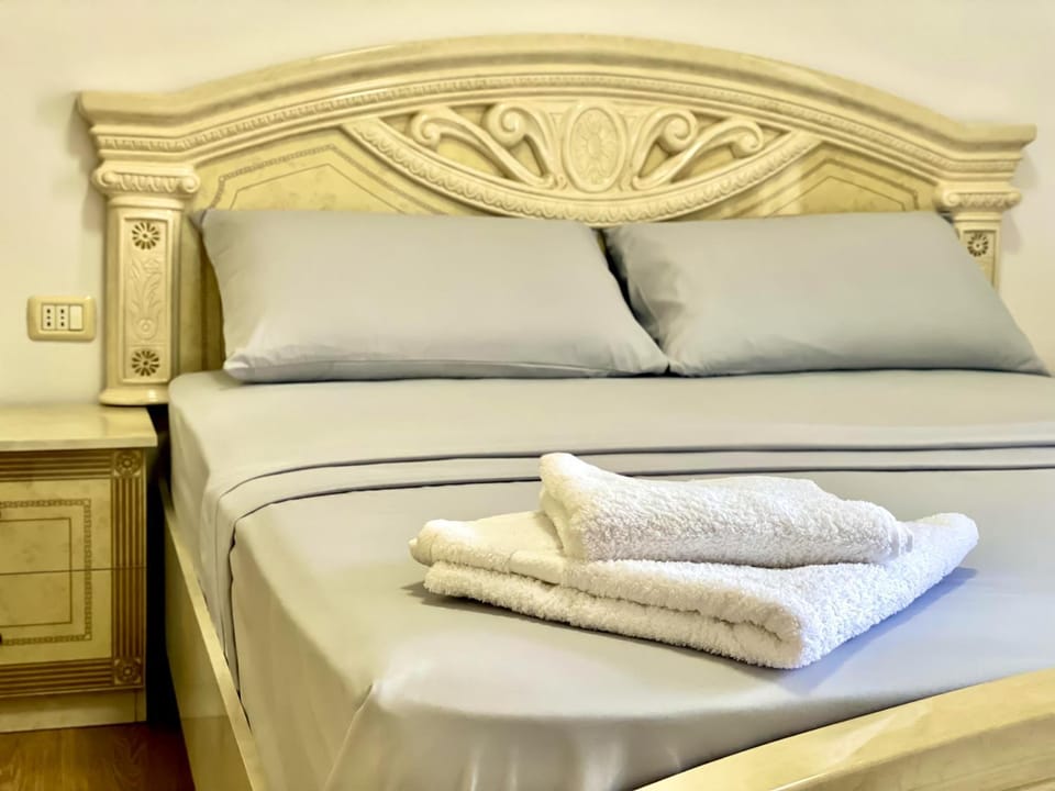 Bed, Photo of the whole room, Bedroom, towels