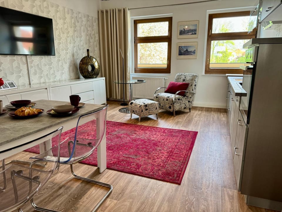 TV and multimedia, Kitchen or kitchenette, Living room, Seating area, Dining area