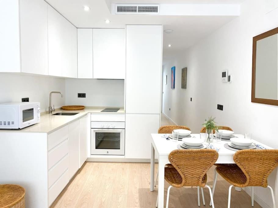 Kitchen or kitchenette, Dining area, stove