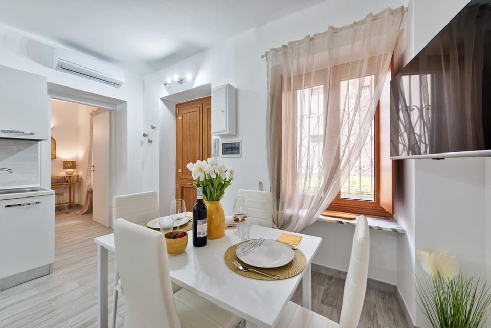 Photo of the whole room, kitchen