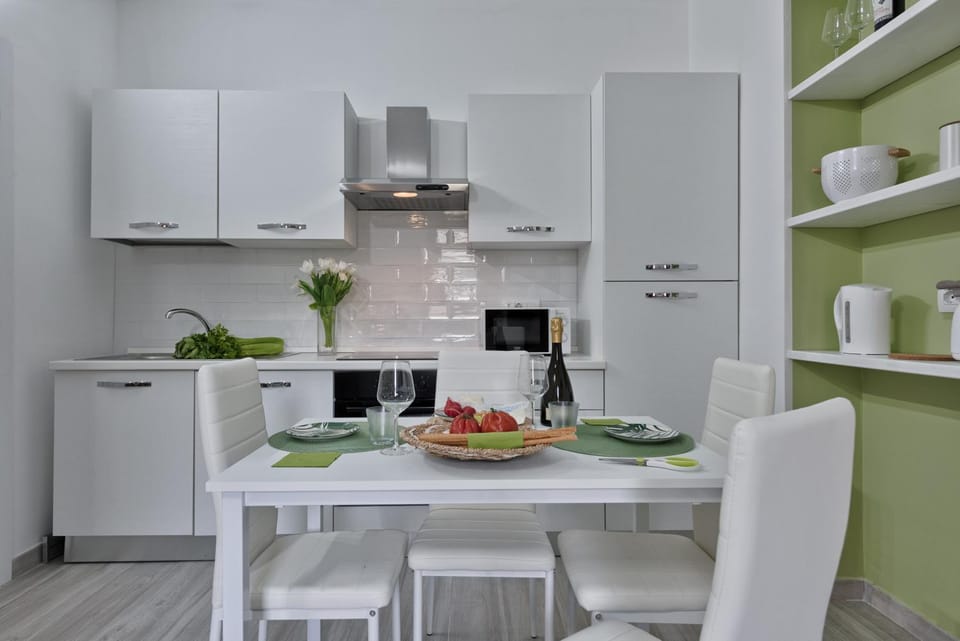 Kitchen or kitchenette, Dining area, microwave, kitchen