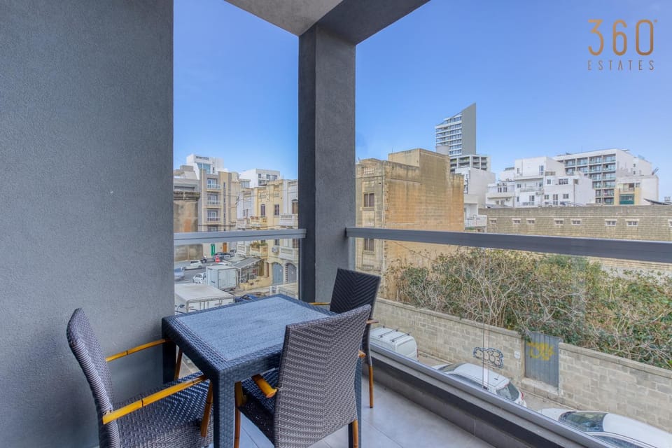 Day, View (from property/room), Balcony/Terrace, Living room, Seating area, Dining area, City view