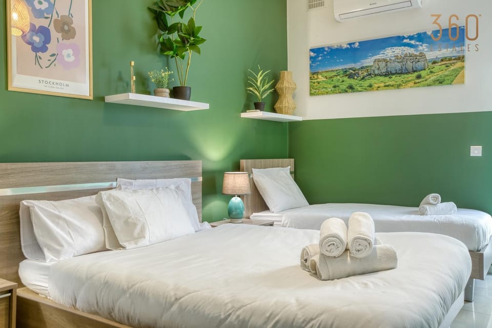 Bed, Photo of the whole room, Bedroom, towels