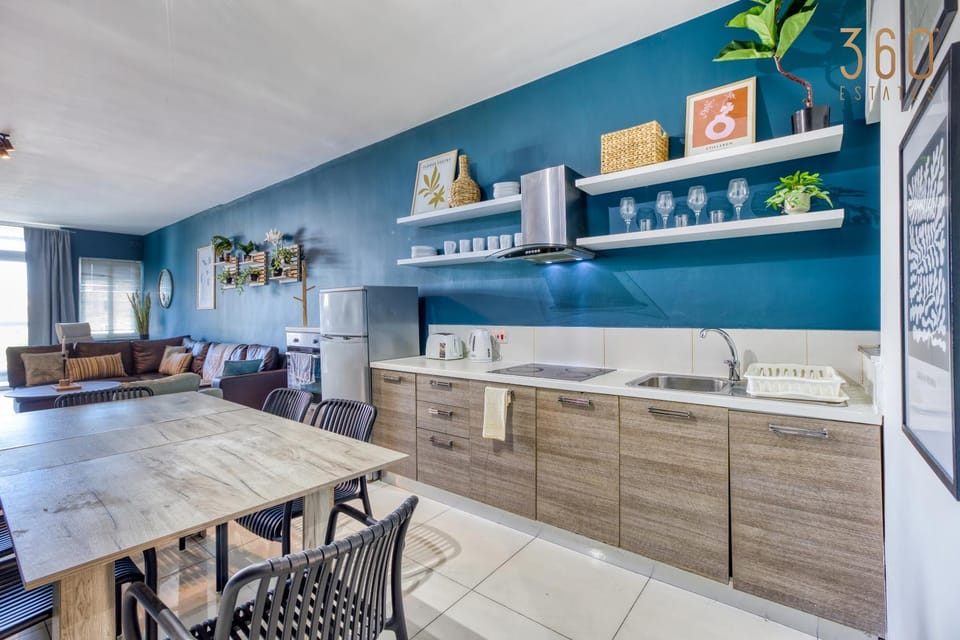 Kitchen or kitchenette, Living room, Seating area, Dining area, minibar, pet friendly