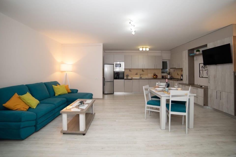 TV and multimedia, Living room, Seating area, Dining area