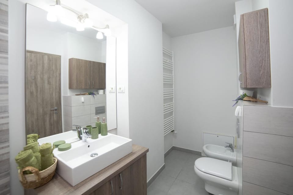 Toilet, Bathroom, towels