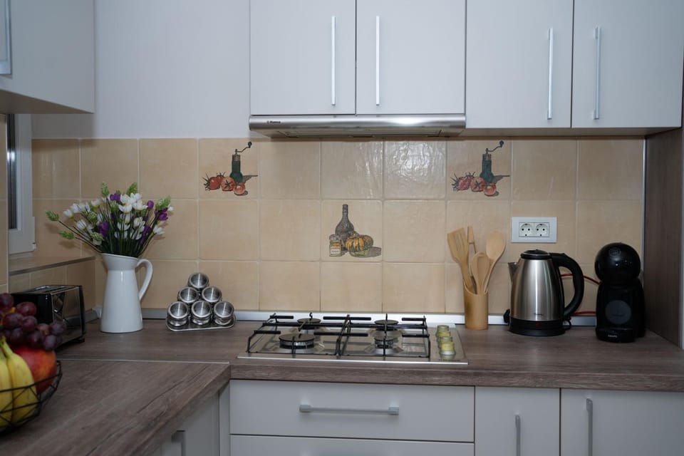 Coffee/tea facilities, Kitchen or kitchenette, stove, toaster