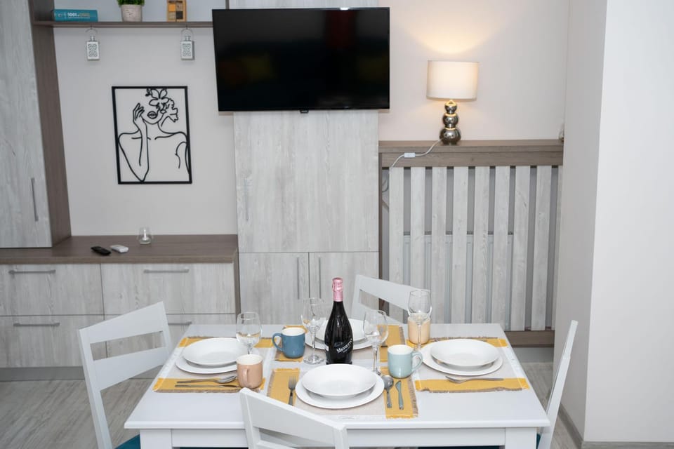 Communal lounge/ TV room, TV and multimedia, Dining area, Evening entertainment