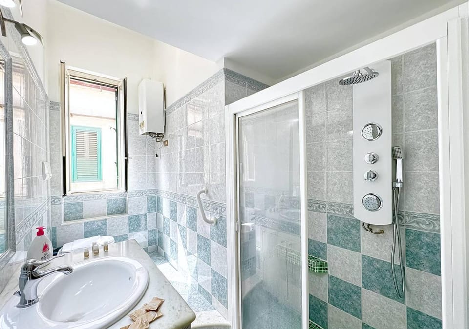 Shower, Bathroom, Bath, towels