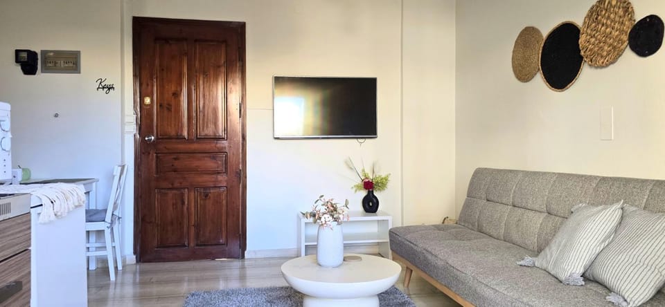 TV and multimedia, Kitchen or kitchenette, Photo of the whole room, Seating area
