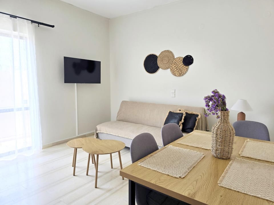 TV and multimedia, Living room, Seating area, Dining area