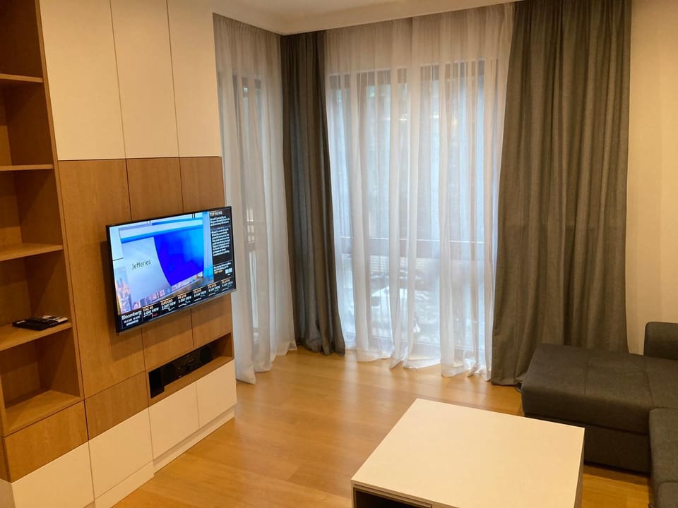 TV and multimedia, Living room, Seating area, Evening entertainment