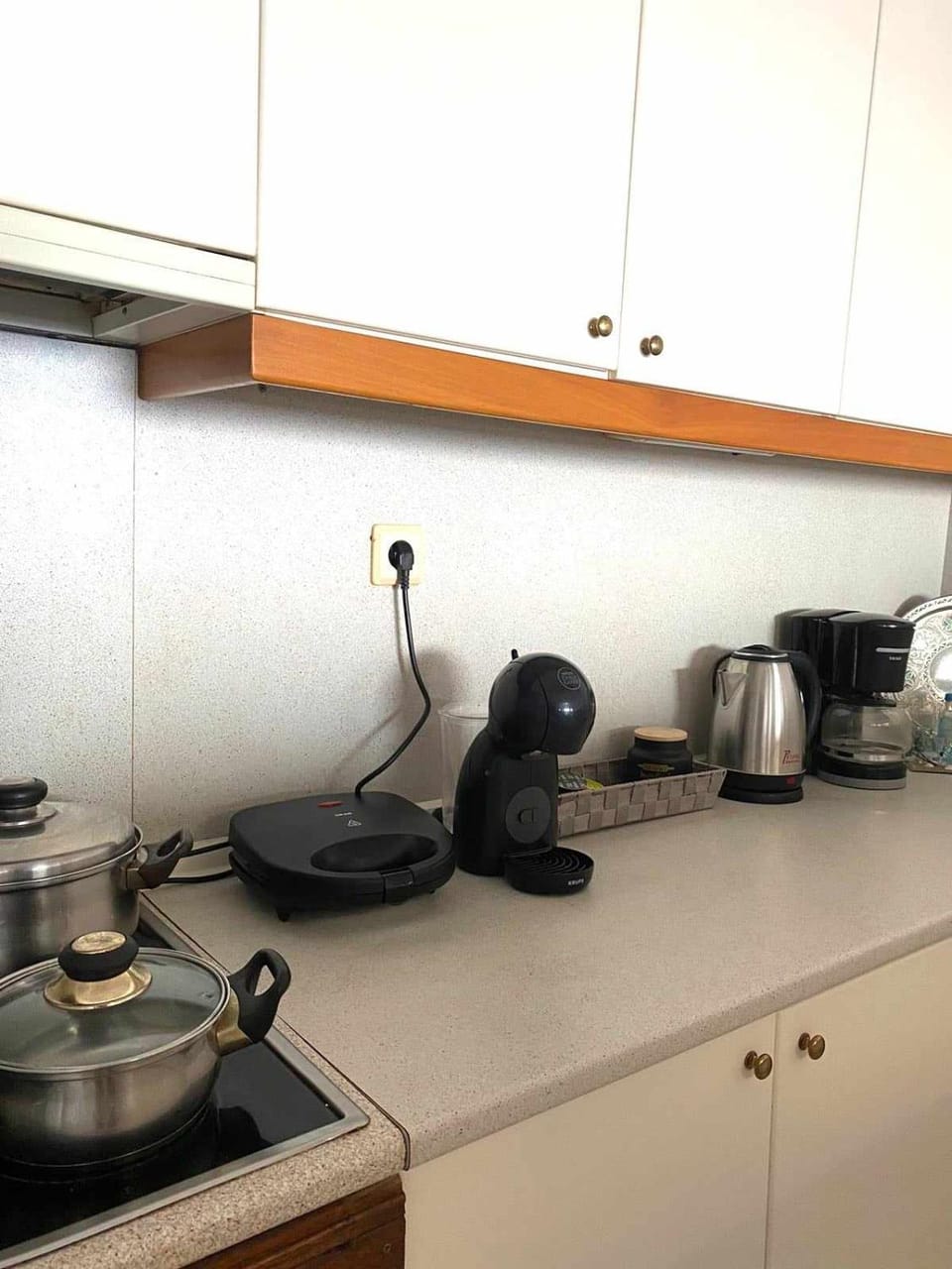 Coffee/tea facilities, Kitchen or kitchenette, stove